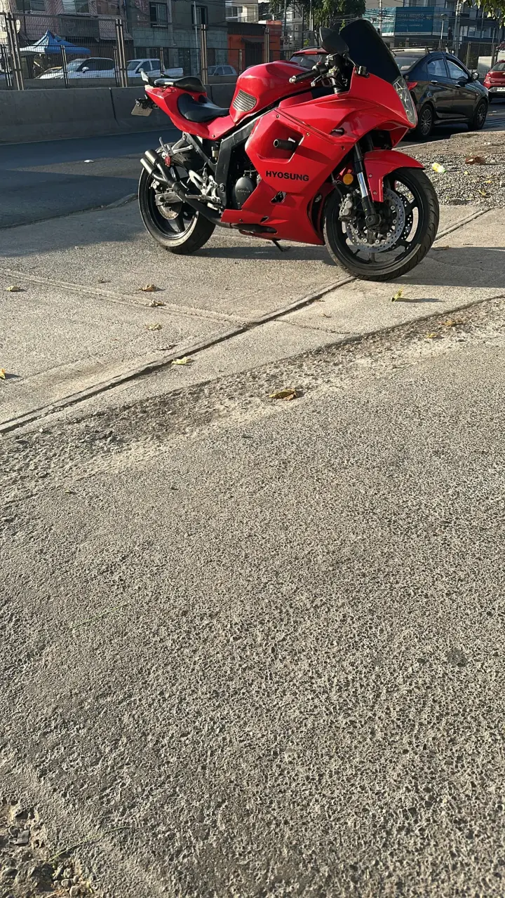 Moto deportiva Hyosung roja en buen estado - 4