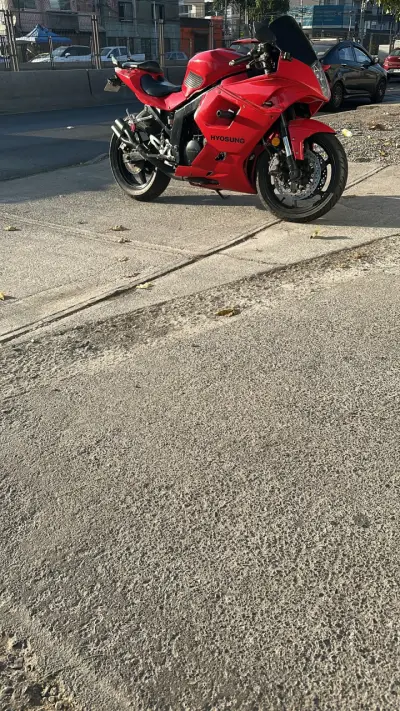 Moto deportiva Hyosung roja en buen estado - miniatura 4