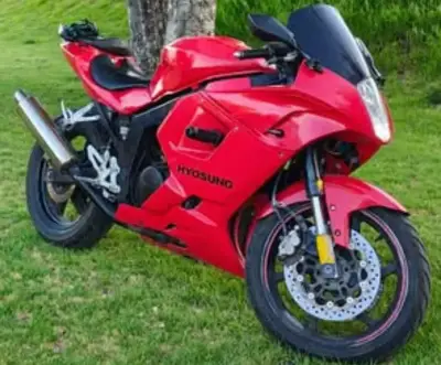 Moto deportiva Hyosung roja en buen estado - miniatura 5