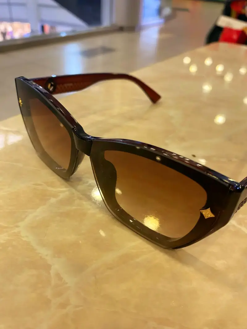 Gafas de sol marrones con diseño elegante - 2
