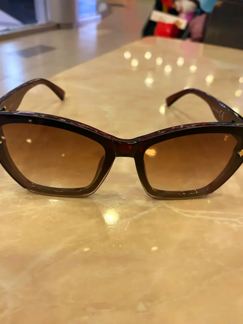Gafas de sol marrones con diseño elegante - 3