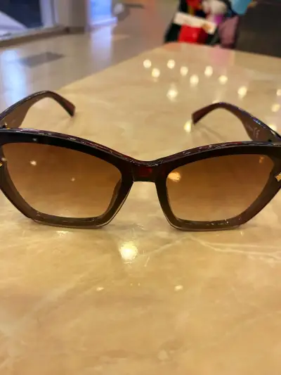 Gafas de sol marrones con diseño elegante - miniatura 3