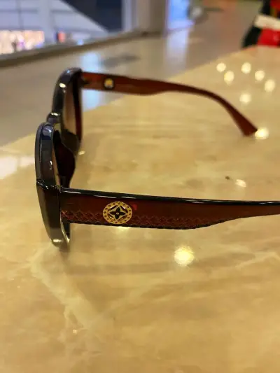 Gafas de sol marrones con diseño elegante - miniatura 4