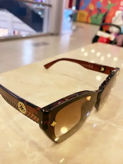 Gafas de sol marrones con diseño elegante - miniatura 6