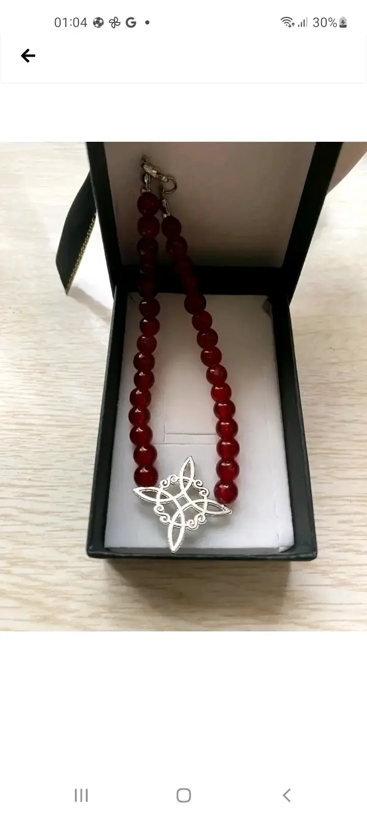 Collar de cuentas rojas con dije plateado