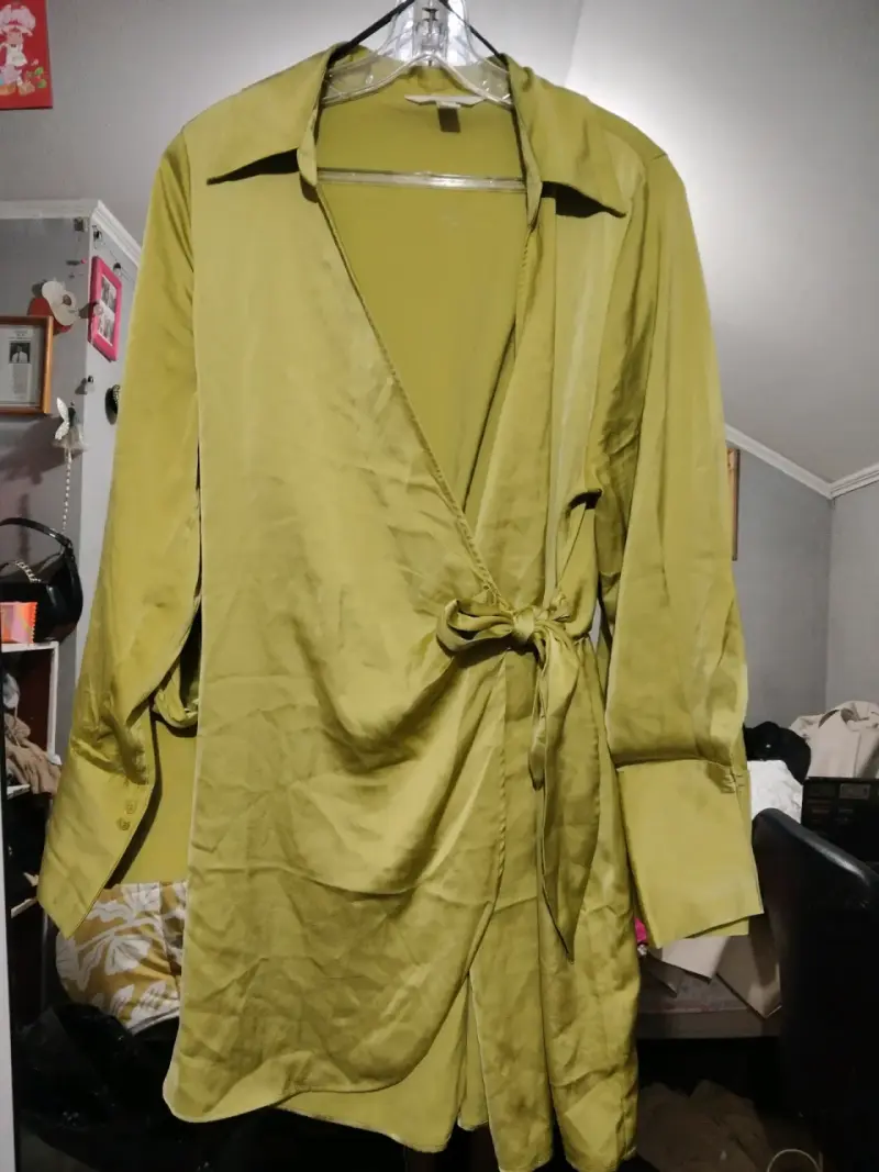 Vestido cruzado verde oliva para mujer