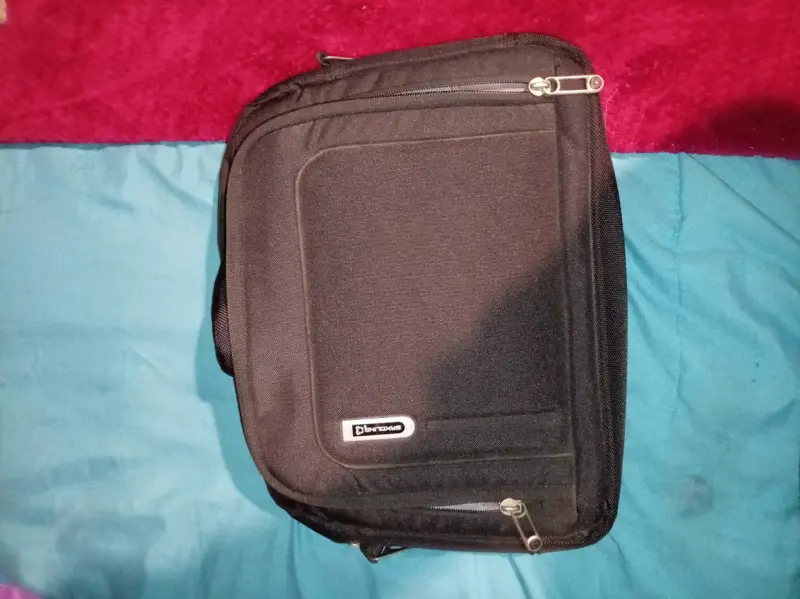 Maletín negro para laptop, múltiples compartimenos