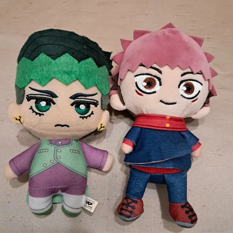 Peluche de personajes anime con diseño colorido - 1