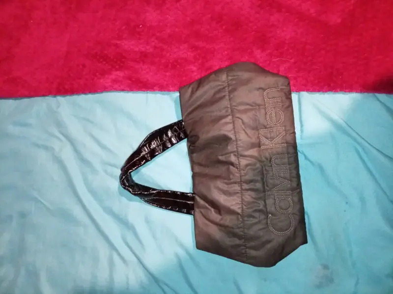Bolso negro Calvin Klein con asas acolchadas