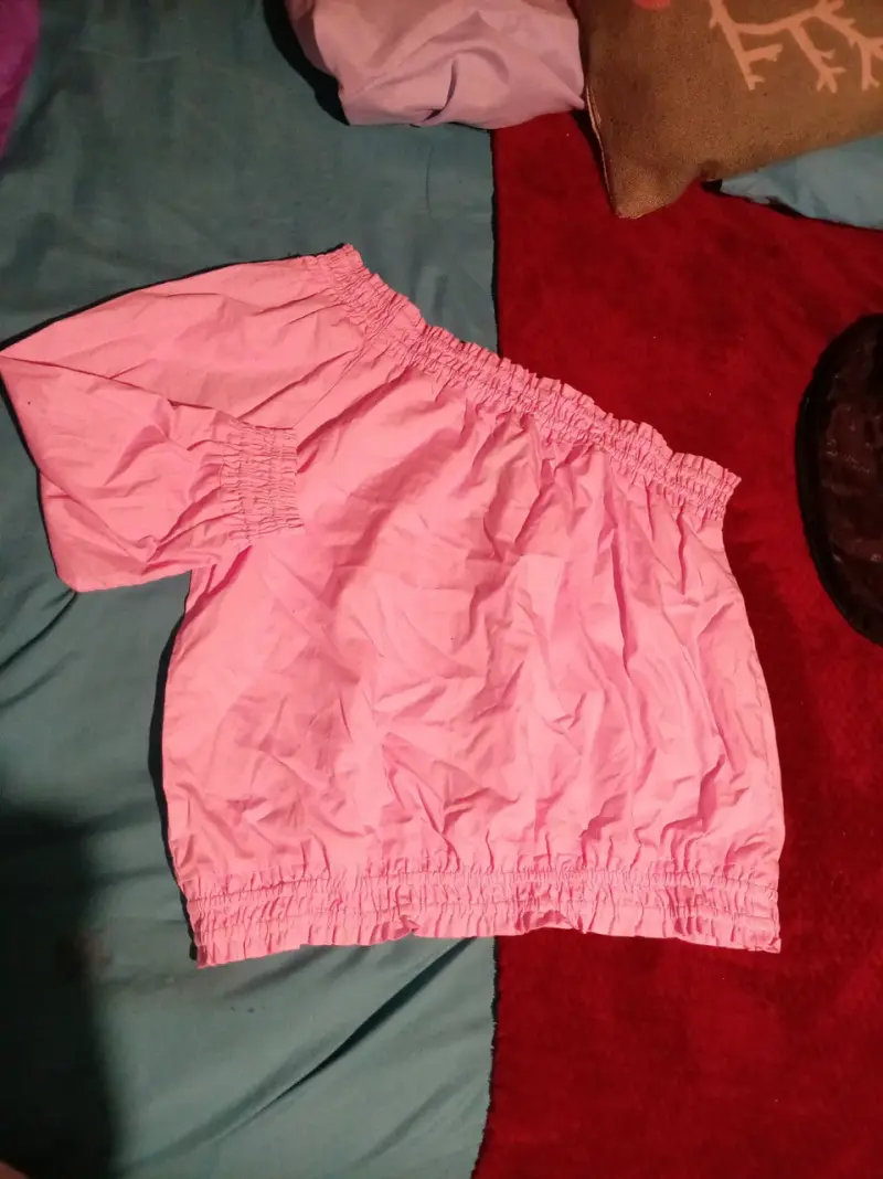 Blusa rosa de un solo hombro para mujer