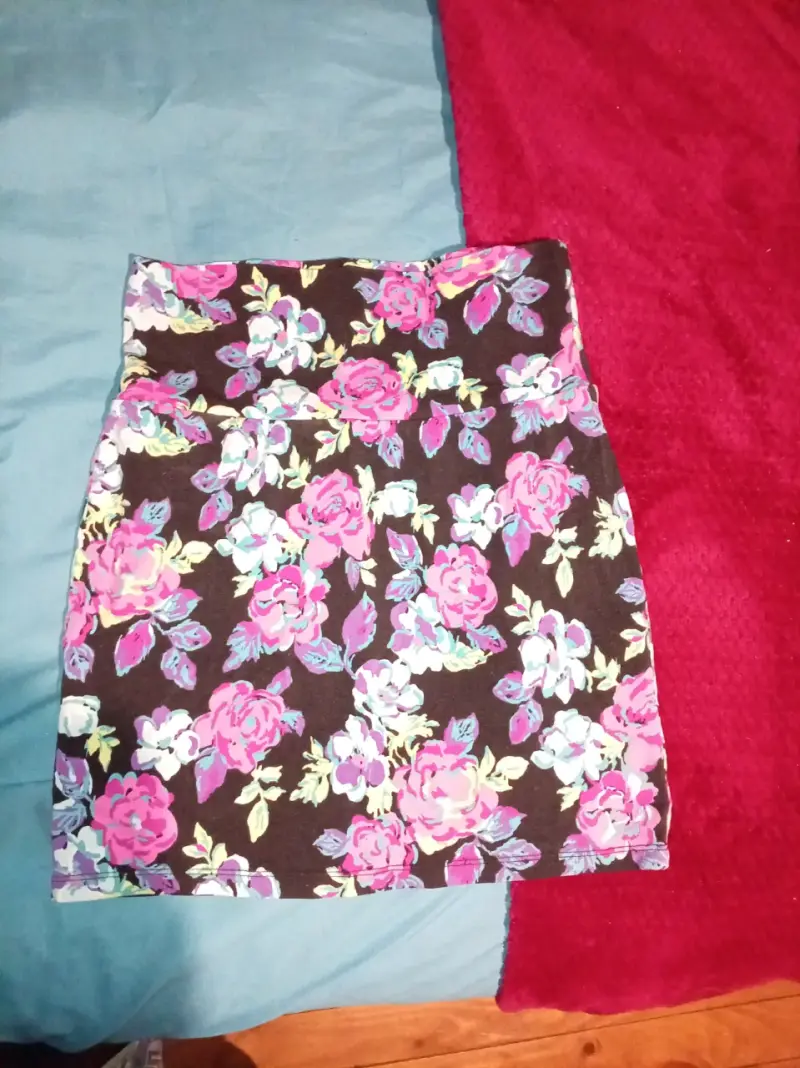 Falda corta floral para mujer