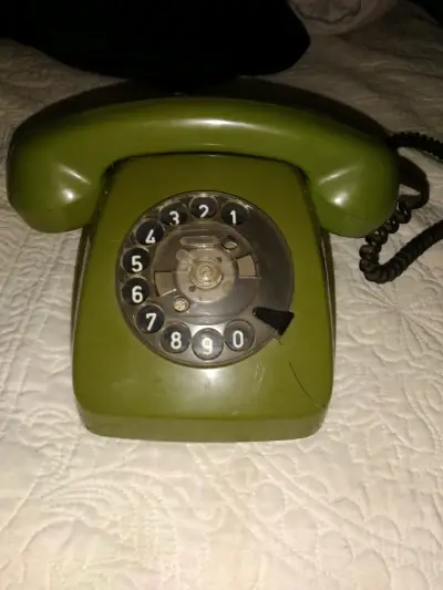 Teléfono antiguo de disco verde oliva - miniatura 1