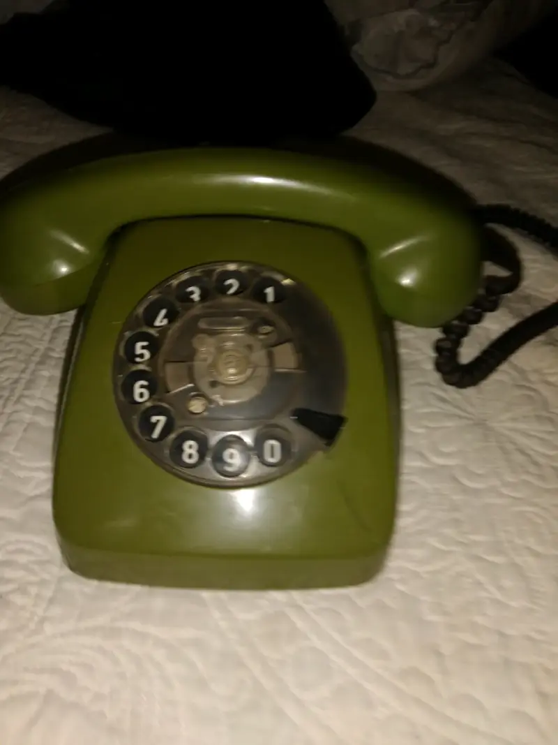 Teléfono antiguo de disco verde oliva - 2