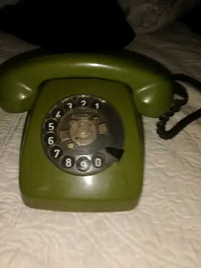 Teléfono antiguo de disco verde oliva - miniatura 2