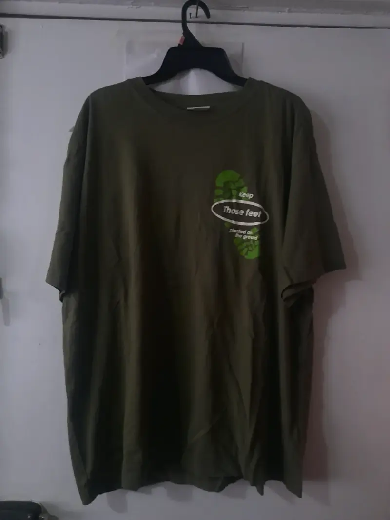 Polera verde con diseño de trekking - 1