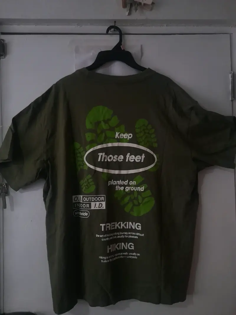 Polera verde con diseño de trekking - 3
