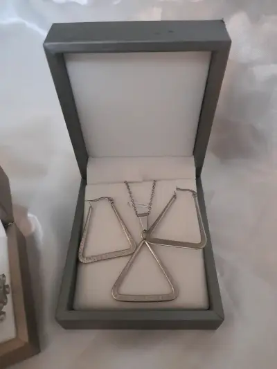 Set de joyería en acero inoxidable con diseño floral - miniatura 5