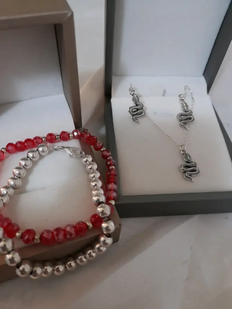 Set de joyería con pulsera roja y pendientes de serpiente - 2
