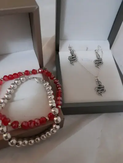 Set de joyería con pulsera roja y pendientes de serpiente - miniatura 2