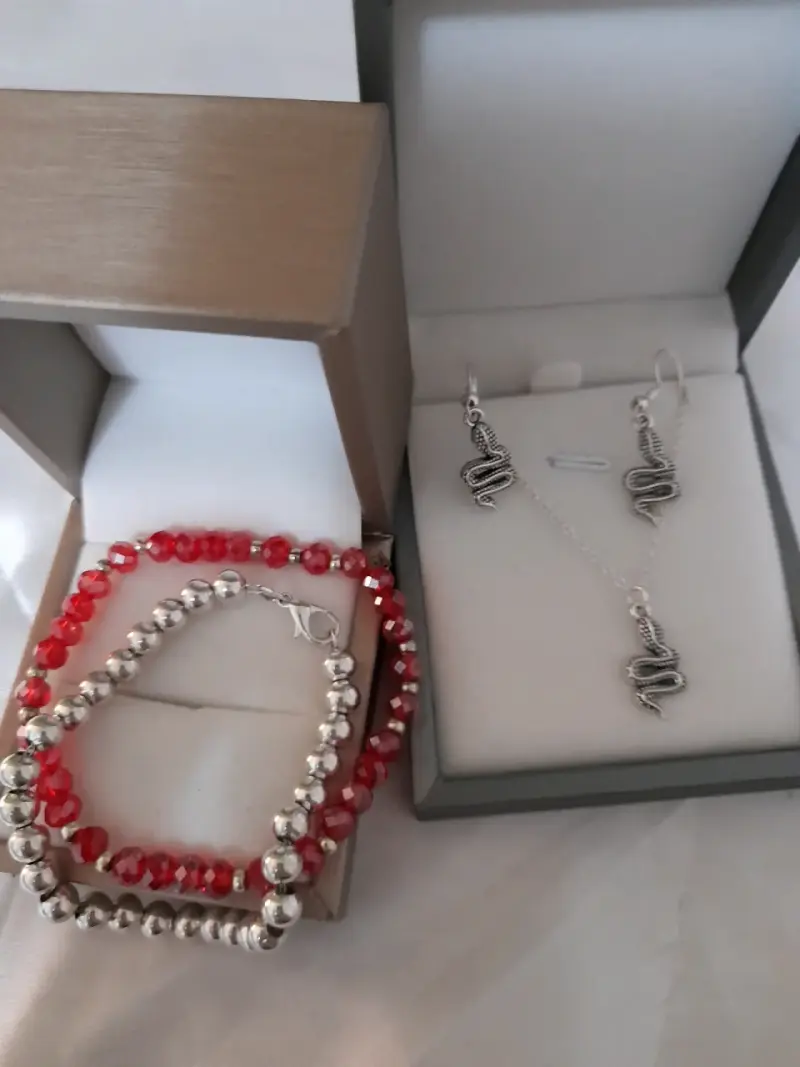 Set de joyería con pulsera roja y pendientes de serpiente - 3