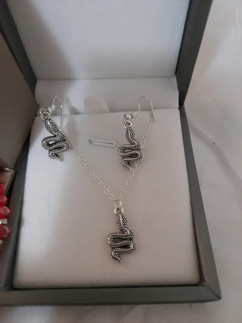 Set de joyería con pulsera roja y pendientes de serpiente - 4