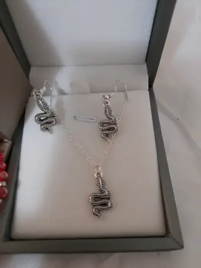 Set de joyería con pulsera roja y pendientes de serpiente - miniatura 4