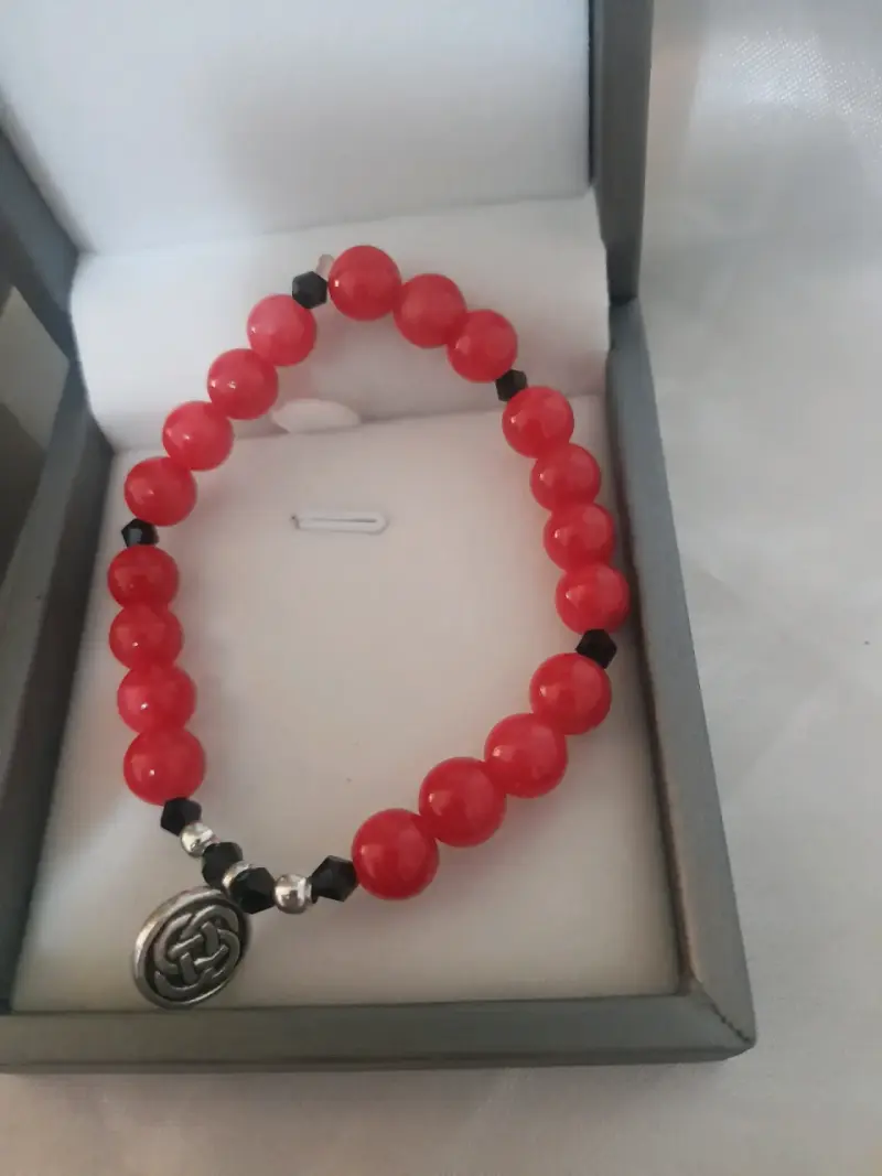 Pulsera de cuentas rojas con dije decorativo - 1