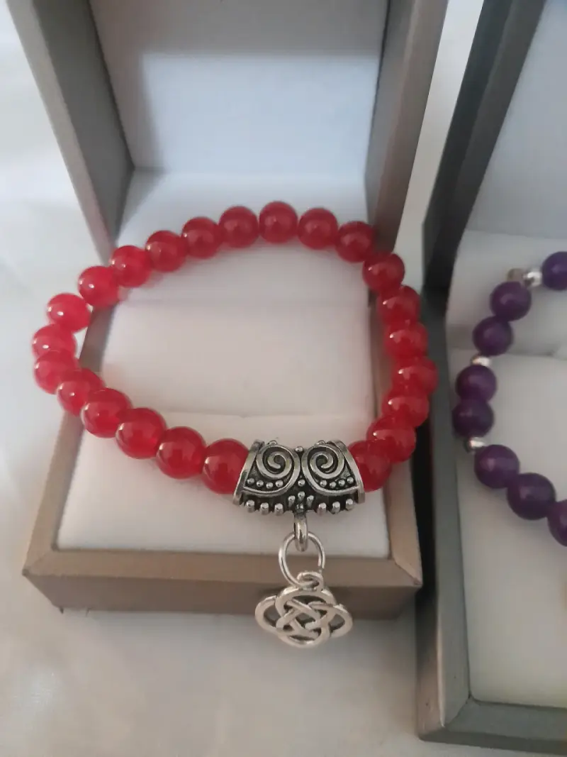 Pulsera de cuentas rojas con dije decorativo - 2