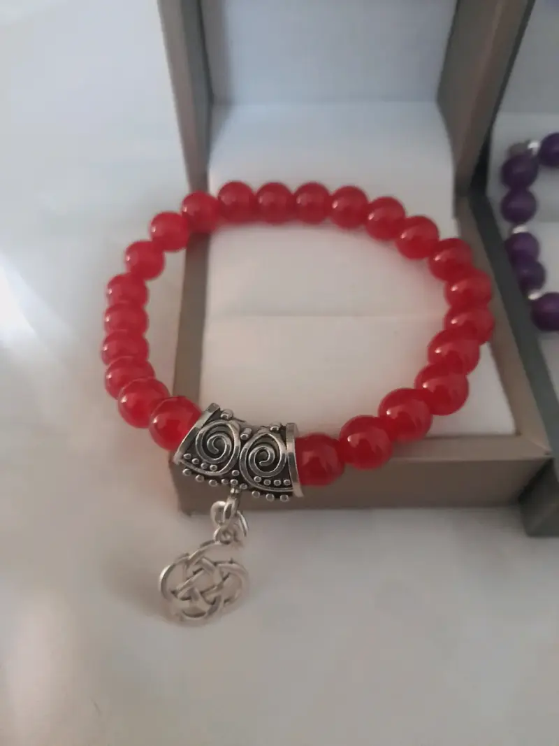 Pulsera de cuentas rojas con dije decorativo - 3