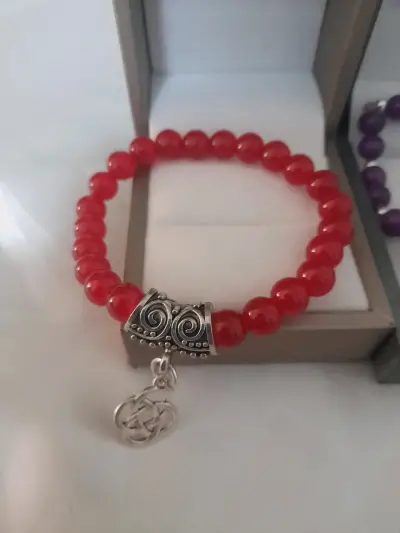 Pulsera de cuentas rojas con dije decorativo - miniatura 3