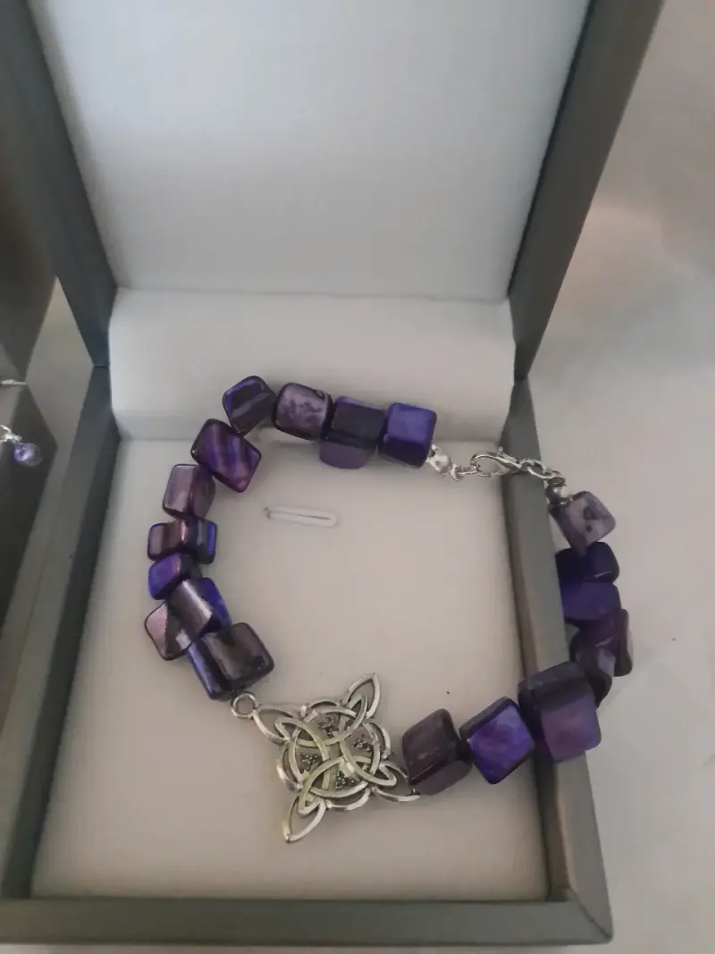 Pulsera de piedras nacarcon dije celta - 1