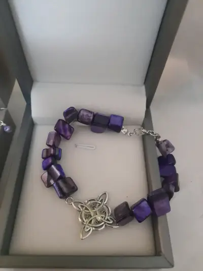 Pulsera de piedras nacarcon dije celta - miniatura 1
