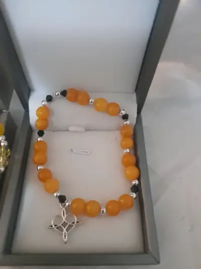 Pulsera de cuentas ámbar con dije decorativo - miniatura 1