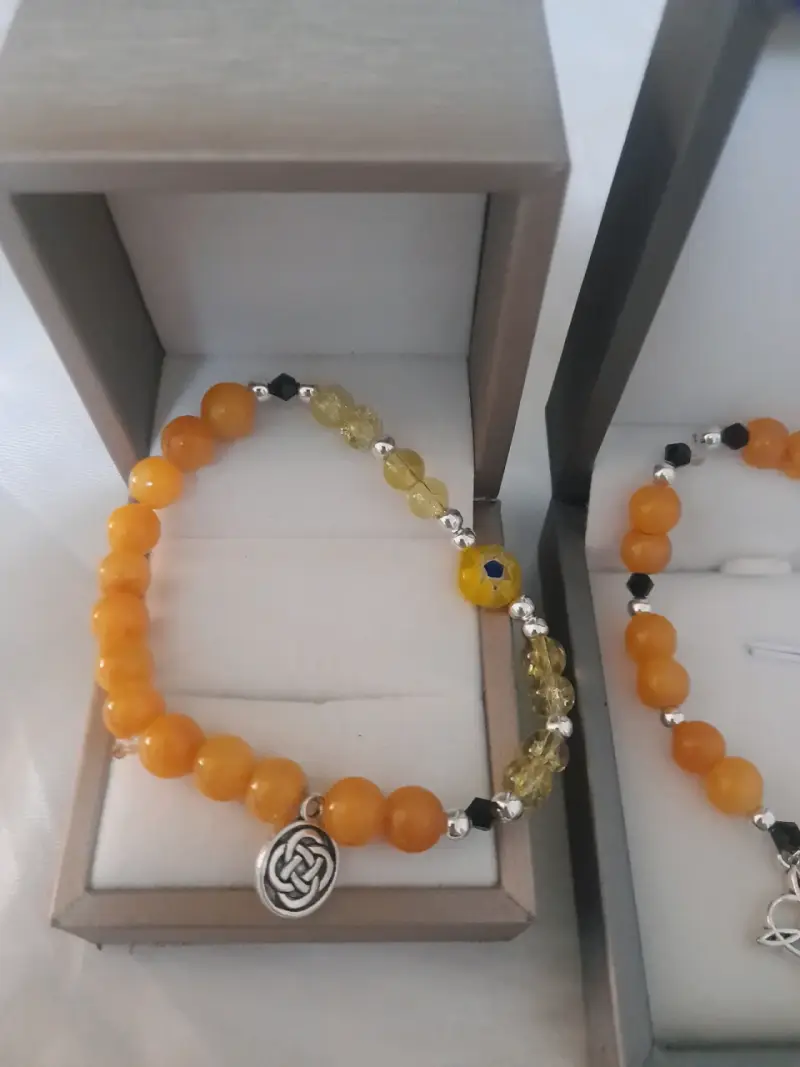 Pulsera de cuentas ámbar con dije decorativo - 2
