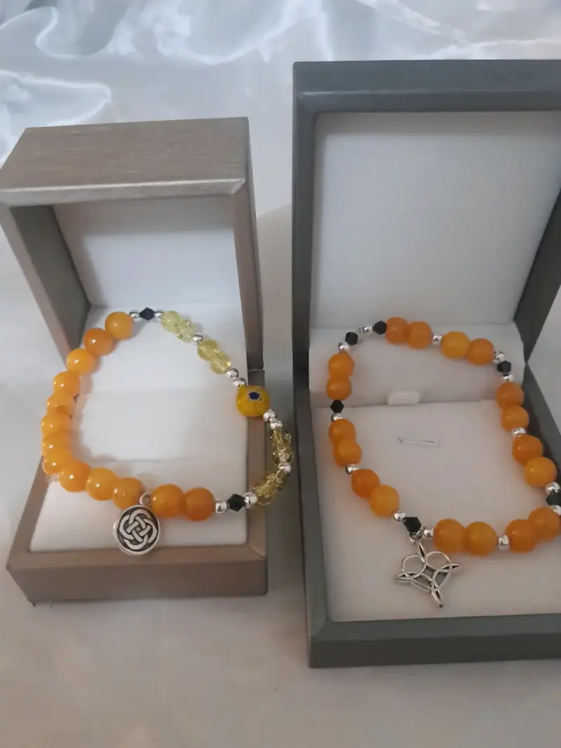 Pulsera de cuentas ámbar con dije decorativo - 3