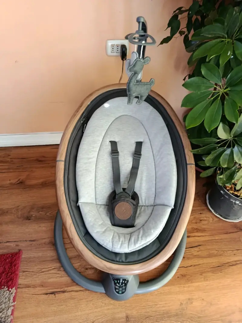 Silla mecedora para bebé con diseño moderno