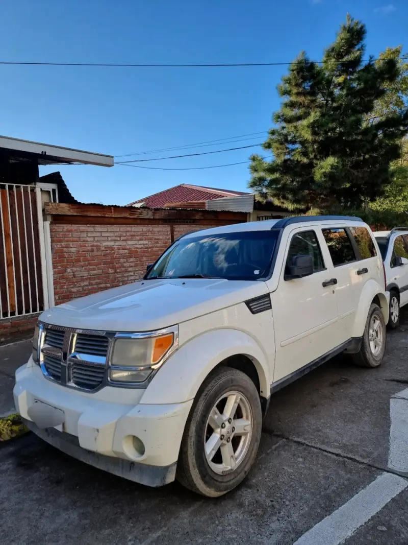 Camioneta SUV Dodge Nitro 4x4 Blanca - 1