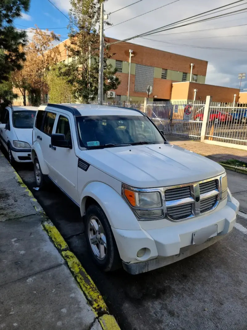 Camioneta SUV Dodge Nitro 4x4 Blanca - 2