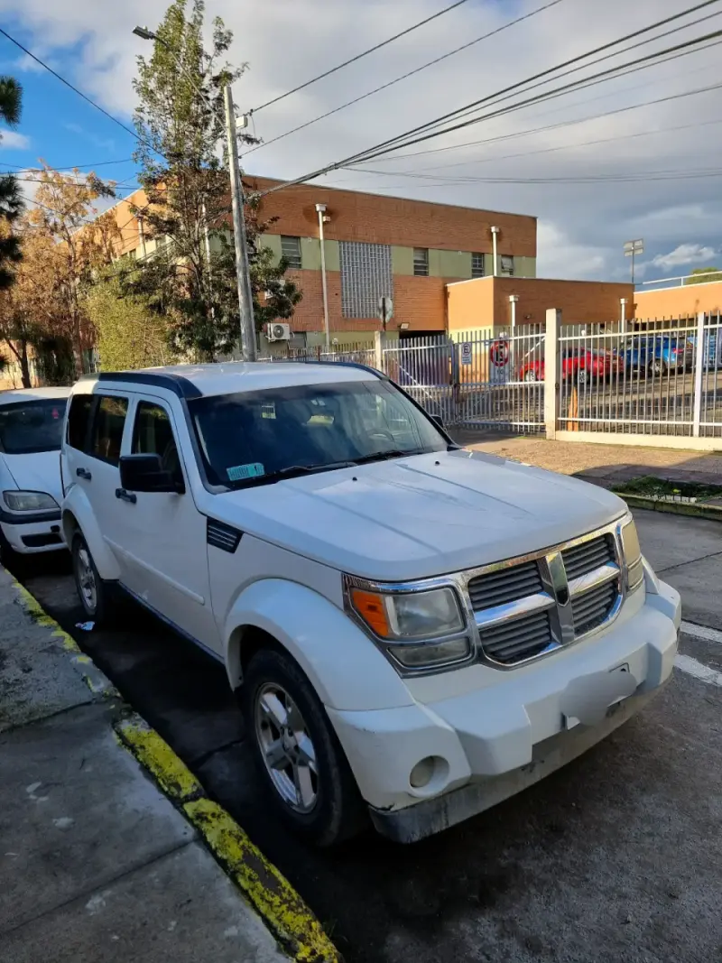 Camioneta SUV Dodge Nitro 4x4 Blanca - 3