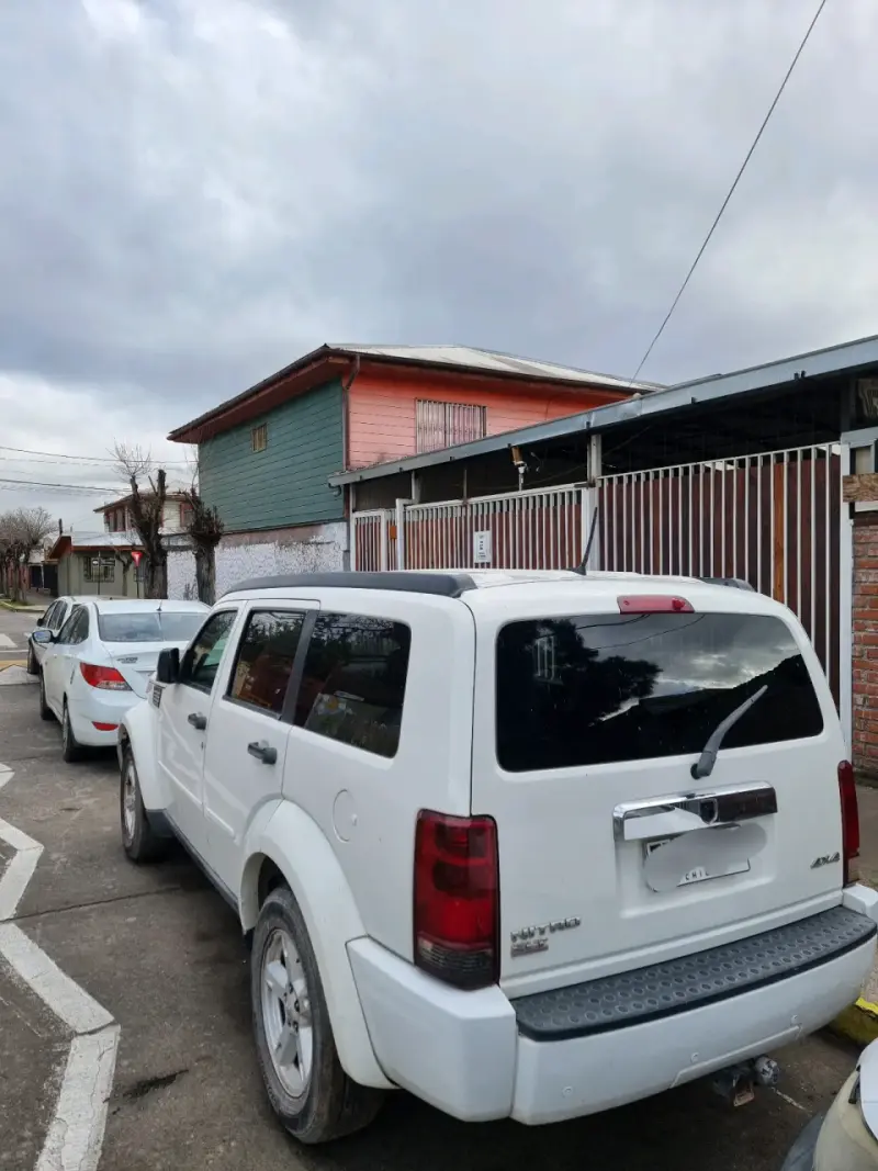 Camioneta SUV Dodge Nitro 4x4 Blanca - 4