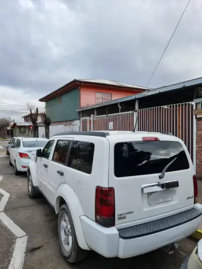 Camioneta SUV Dodge Nitro 4x4 Blanca - miniatura 4