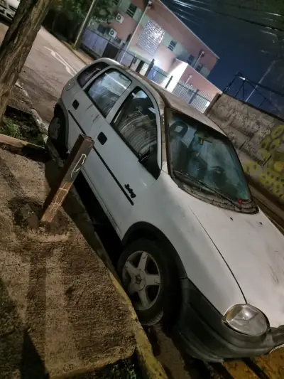 Auto compacto usado en buen estado - miniatura 2