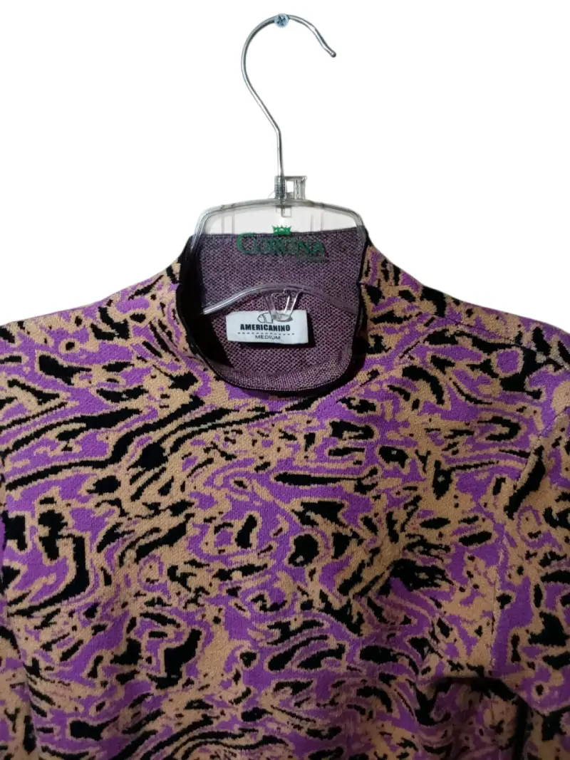 Suéter estampado morado, beige y negro