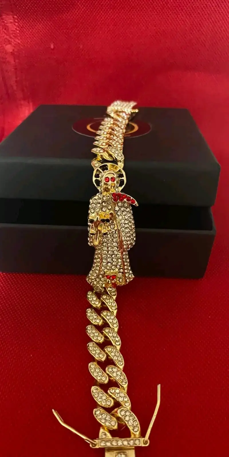 Pulsera de oro con diseño de calavera y piedras brillantes
