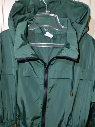 Corta vientos verde con capucha para mujer - miniatura 1