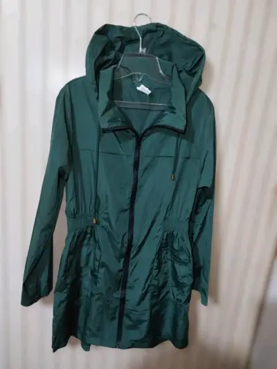 Corta vientos verde con capucha para mujer - miniatura 2