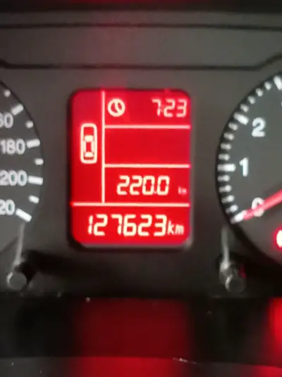 Auto sedán rojo con detalles de uso - miniatura 1