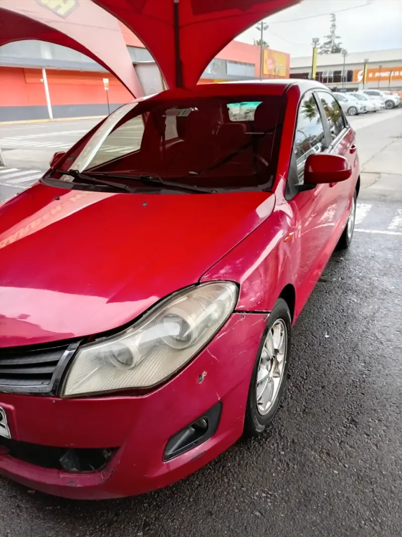 Auto sedán rojo con detalles de uso - 2
