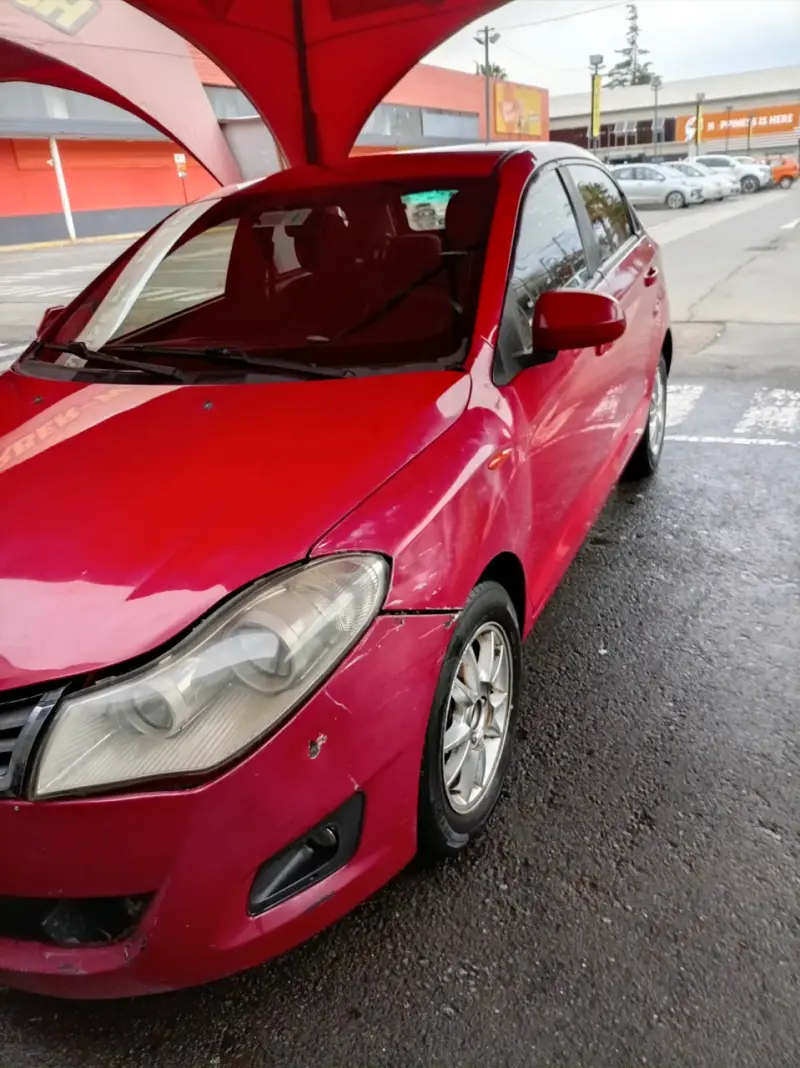 Auto sedán rojo con detalles de uso - 3