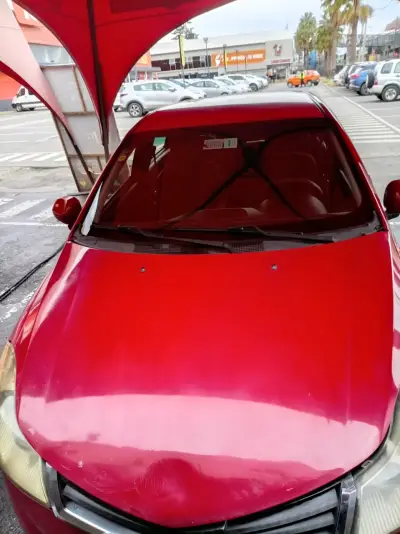 Auto sedán rojo con detalles de uso - miniatura 4